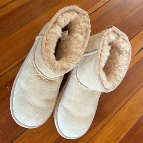 UGG Like New Size 3 Low Boots - Picture 2 of 5